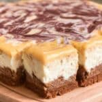 Decadent Pumpkin Cheesecake Bars: Buttery graham cracker crust with creamy pumpkin pie cheesecake swirls. Perfect fall dessert! #RecettesPauvresEnGlucides #RecetteMuffin #RecetteGateau #GateauxEtDesserts